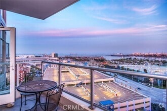 Building Photo - 411 W Seaside Way