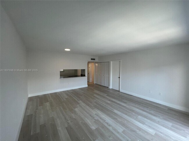 Foto del edificio - 3626 NE 168th St