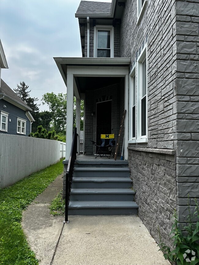 Building Photo - 215 Woodward St. #4