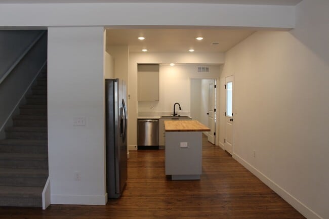 Building Photo - Modern Chic 3 Bedroom Condo in Wellington