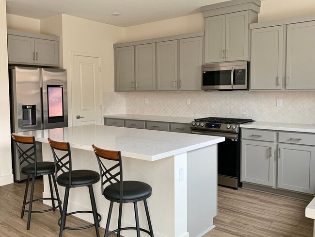 Building Photo - 4 Bedroom Home in Hollister