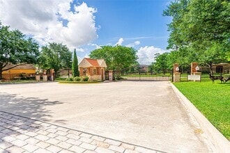 Building Photo - 2418 Hendricks Lakes Dr