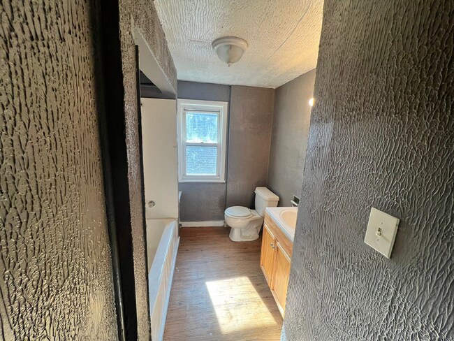 Foto del edificio - 3318 E 128th St