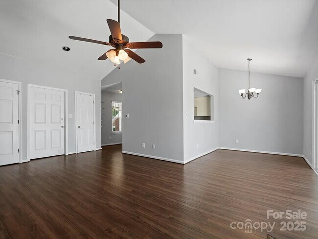 Foto del edificio - Room in Condo on S Vicksburg Park Ct