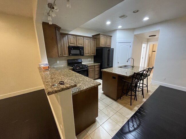 Foto del edificio - 4274 Lake Bridge Dr