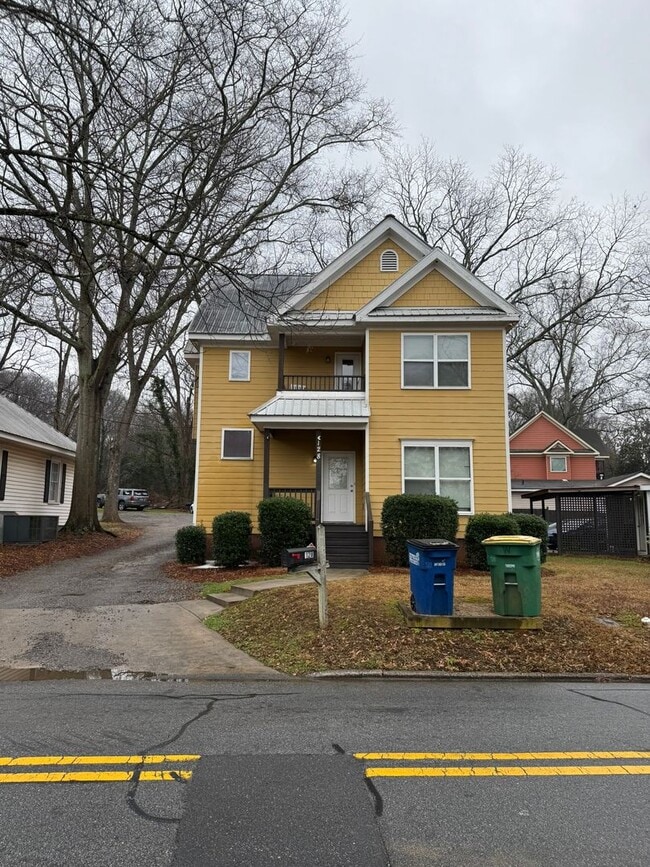 4 Bedroom Downtown Beauty! - 4 Bedroom Downtown Beauty! House