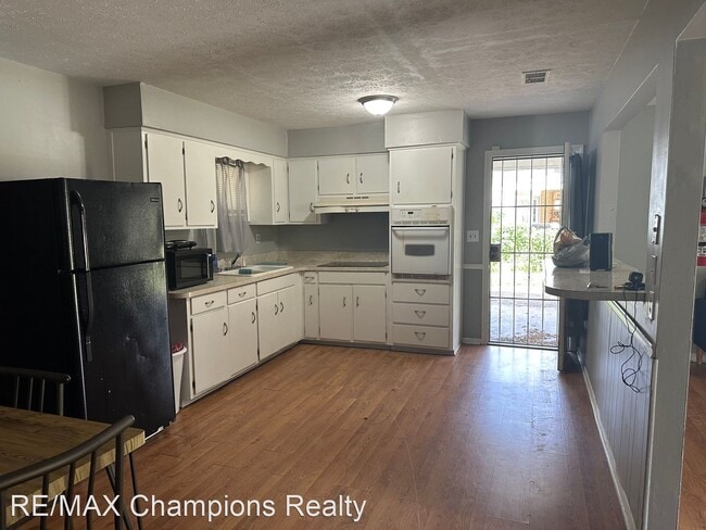 Building Photo - 3 br, 1 bath House - 1361 Kevin Ct