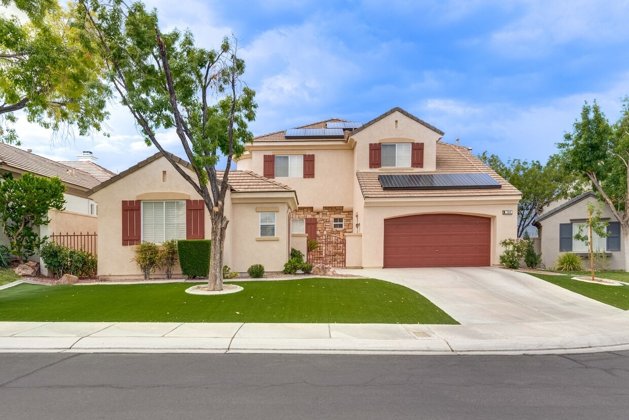 Primary Photo - Luxurious, Entertainers Dream 3 Bedroom Home