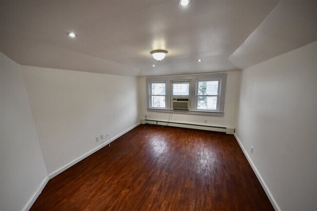 Building Photo - 817 1st St