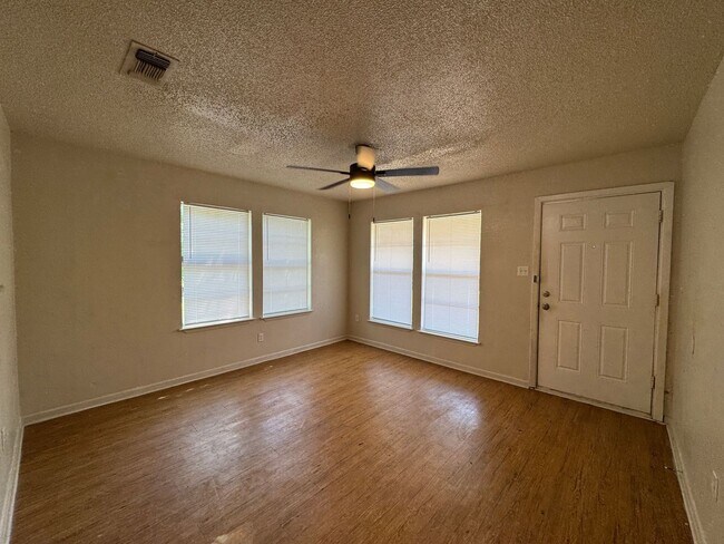 Foto del edificio - 1810 N Gray St