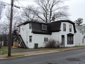 Building Photo - 409 Pleasant St