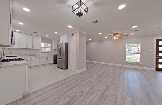 Building Photo - 4947 Poinciana Dr