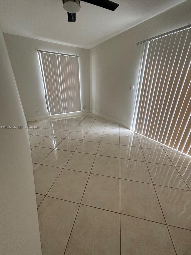 Foto del edificio - 4156 SW 24th St