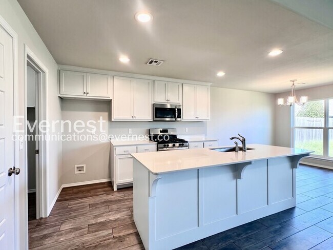 Foto del edificio - 3 Bed, 2 Bath Home with Garage & Fenced Yard / Pet-Friendly / Available Now!