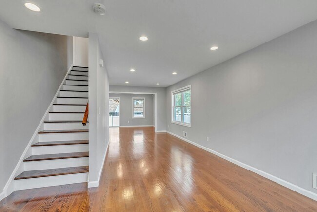 Building Photo - 86 E Clifton Ave