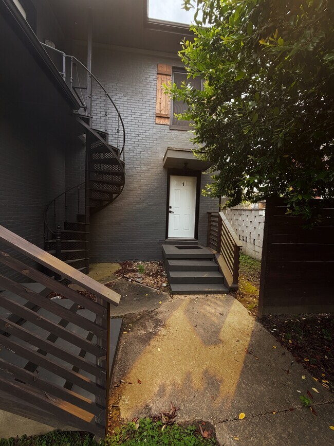 Building Photo - 410 5th St S