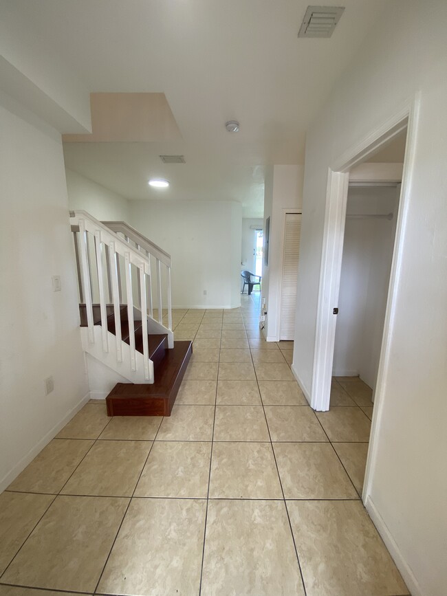 Foyer with ground floor room to left - 2451 SE 14th Ave