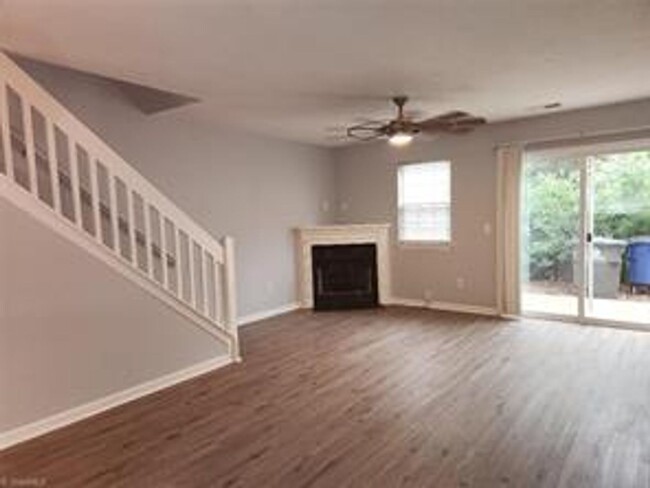 Building Photo - 2 bed/2.5 bath townhome in Hampton Knoll