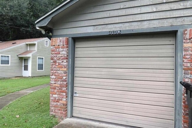 Building Photo - Awesome Townhouse with a Garage!