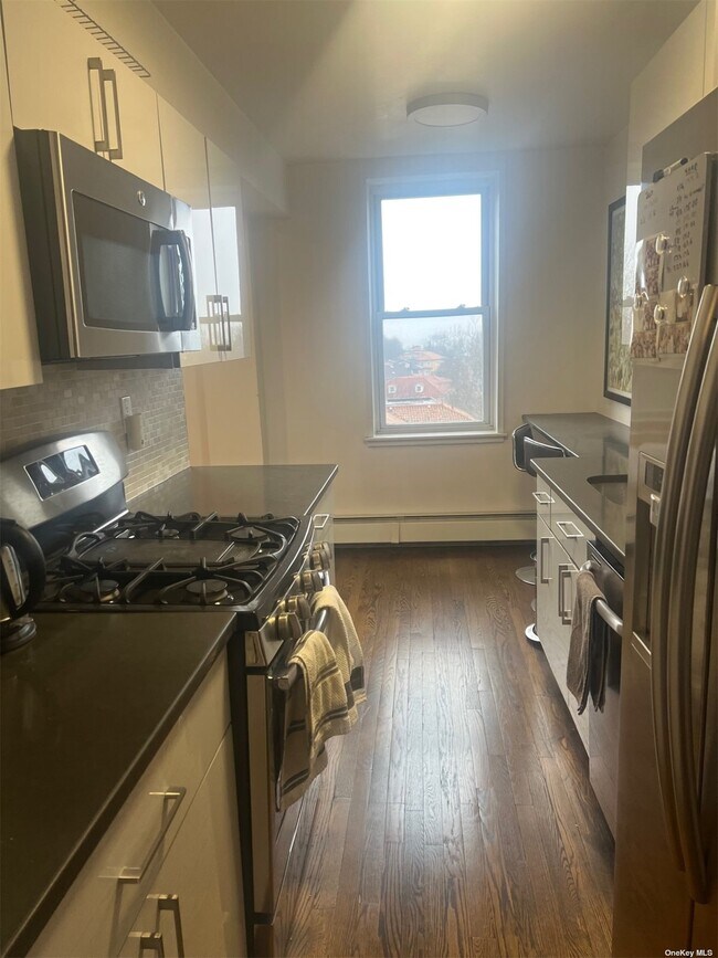 Building Photo - 5440 Little Neck Pkwy