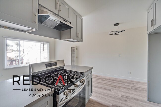 Foto del edificio - Phenomenal One Bedroom with Loads of Natur...