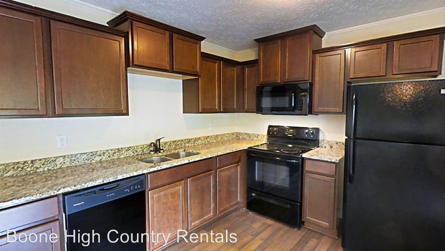Building Photo - 151 Summit Woods Dr