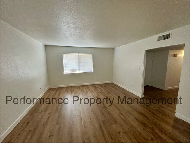 Building Photo - Spacious 3 Bed/2 Bath SW Bakersfield Home ...