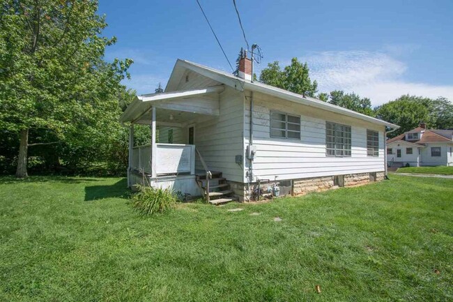 Building Photo - 3 bedroom, 1 bath Home: Available August 2...