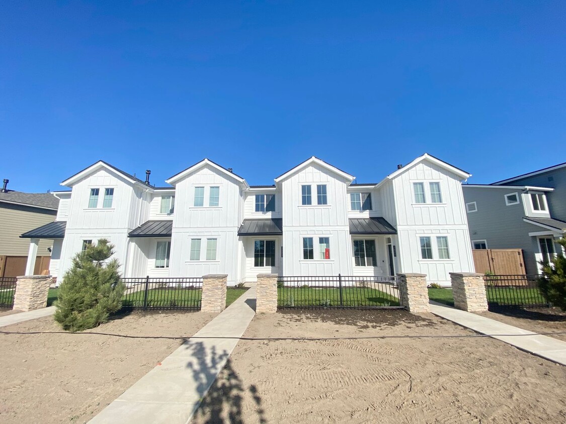 Primary Photo - Brand NEW Palisch Townhome in Petrosa - Cl...