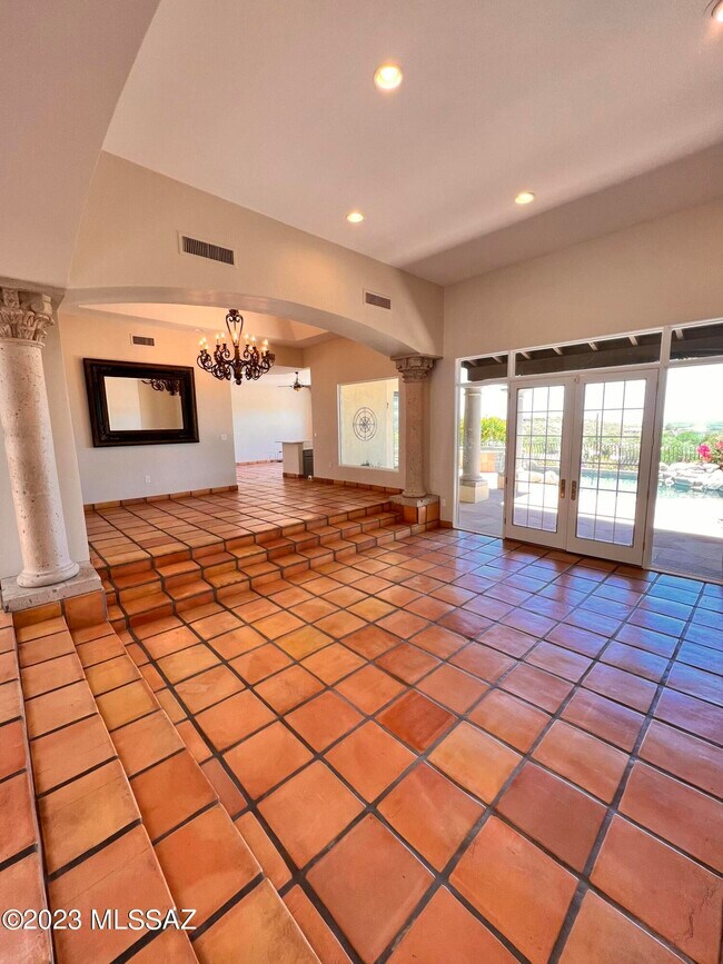 Building Photo - 6410 N Regal Manor Dr