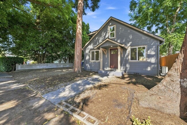 Building Photo - 2305 Lincoln Ave