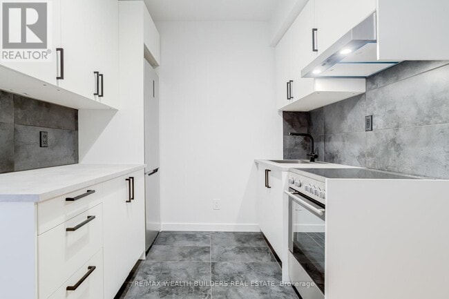 Building Photo - 2443 Dundas St W