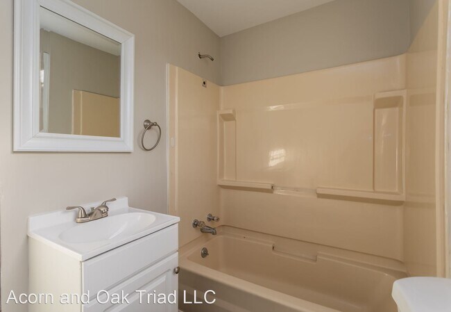 Building Photo - 3 br, 1.5 bath House - 5724 Shattalon Drive