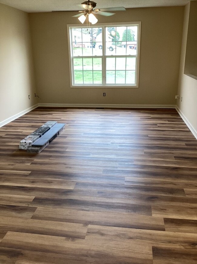 Building Photo - 3 Bedroom / 2 Bath Split-Foyer Home  Kings...