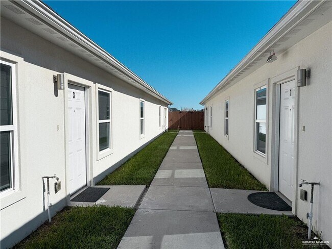 Building Photo - 1602 Angelina Dr