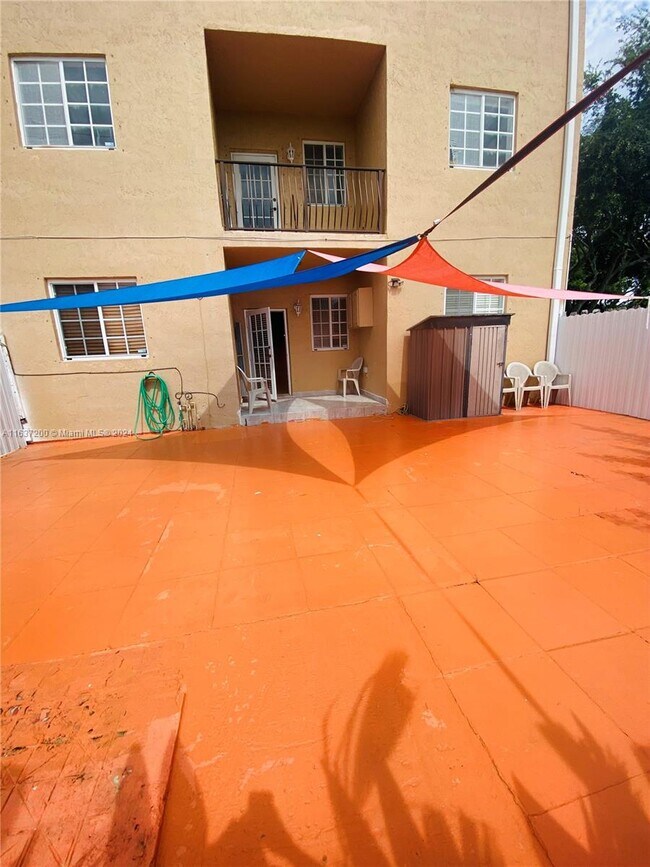 Foto del edificio - 17415 NW 75th Pl