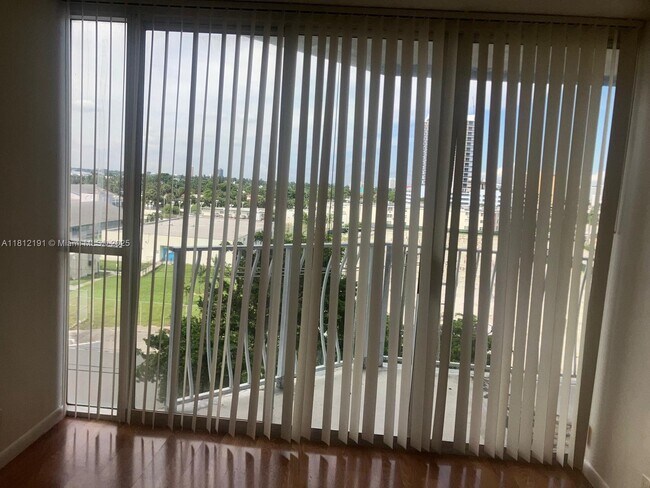 Foto del edificio - 7601 E Treasure Dr