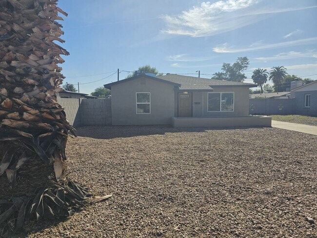 Photo - Charming Home 3 bedrooms 1 bath Large Yard.