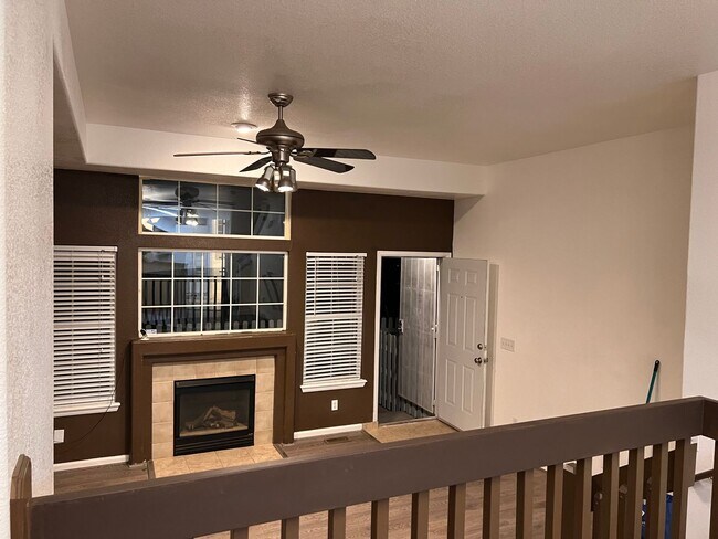 Foto del edificio - Gorgeous 2 bed/2.5 bath townhome in Welby Glen