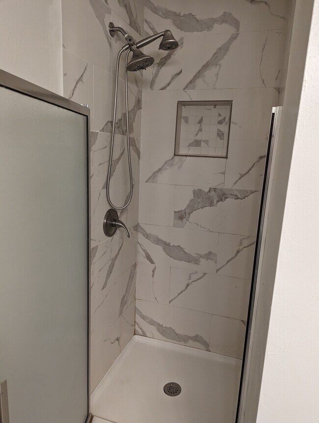 Foto del edificio - 9021 N Rockwell Dr