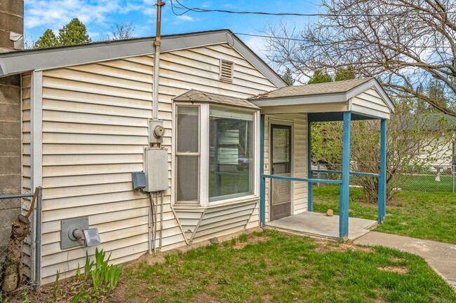 Building Photo - Central CDA rancher 2 bed 1 bath with 2 ca...