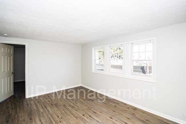 Building Photo - Cleveland Westside UP Unit 3bed 1bath ***$...