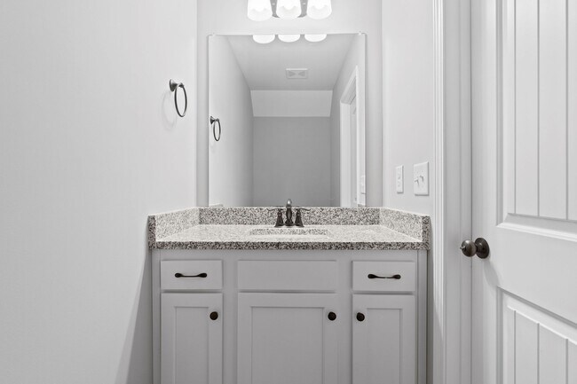 Medio baño en la planta baja - 580 Heritage Pointe Drive