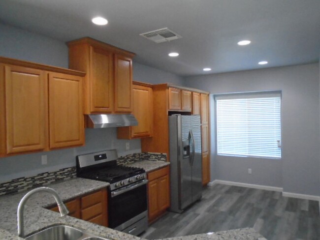 Foto del edificio - BEAUTIFUL WHITNEY OAKS HOME WITH 3+ BEDROO...