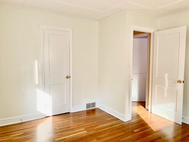 Foto del edificio - 1 Ledgewood Dr