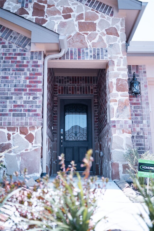 Foto del edificio - 8015 Virginia Dr