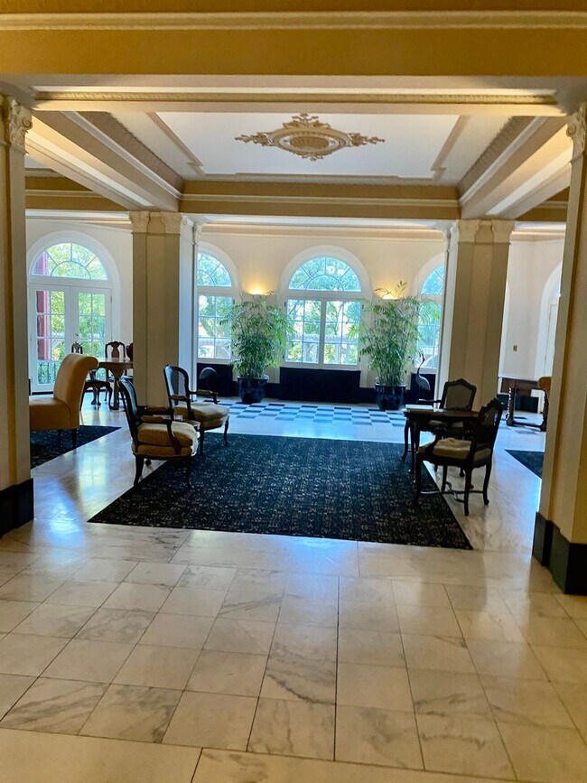 Building Photo - Gorgeous Condo in Sophian Plaza!