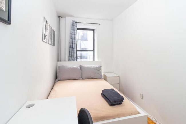 Building Photo - 327 E 92nd St