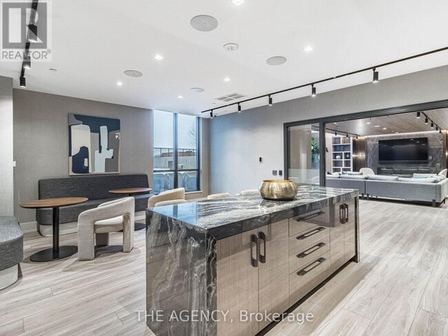 Building Photo - 286 Main St