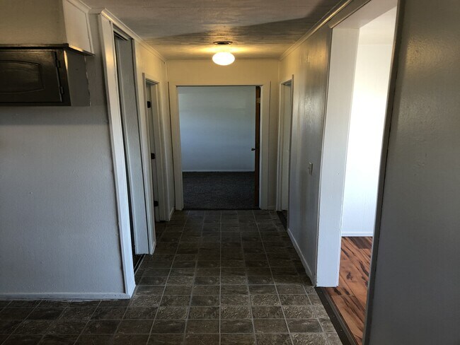 Foto del edificio - 130 &amp; 132 Fauber Ln.